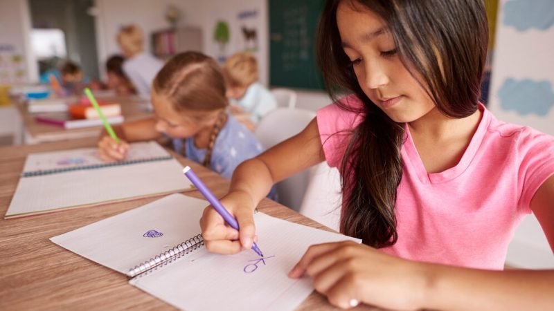 dibujo-nina-cabello-oscuro-aula_329181-14215 dibujo-nina-cabello-oscuro-aula_329181-14215