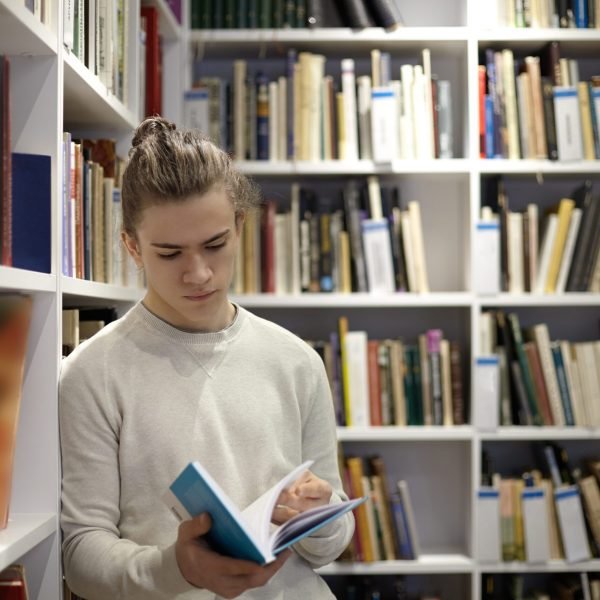 People, learning, knowledge, education and school concept. Serio Realiza tus Prácticas